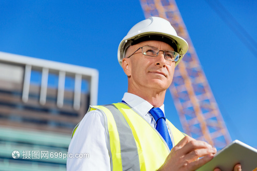 汗水鑄就城市脊梁 建筑工地上的工程師與建設(shè)者